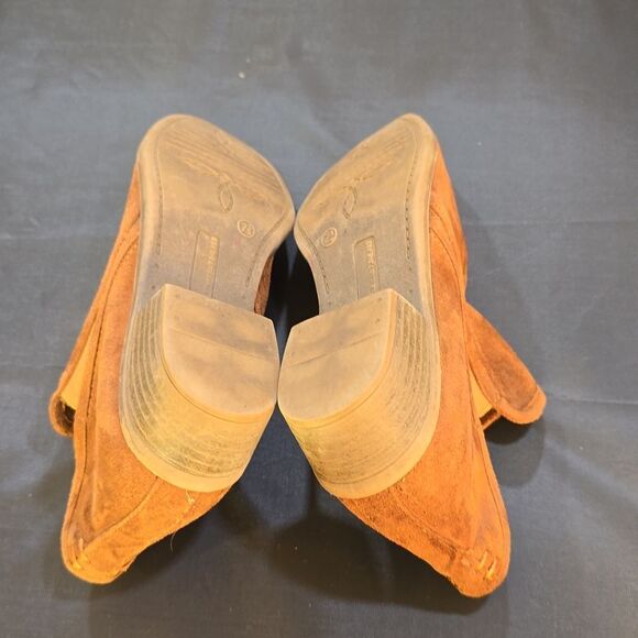 SO LOW BLOCK-HEEL SLIP-ON STYLE BOOTIE - Picture 13 of 15